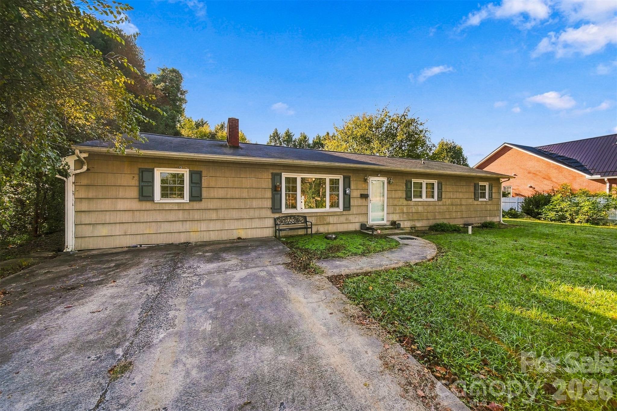Single Family Residence at 640 Diamondhead Drive, Lenoir, photo 2 of 33