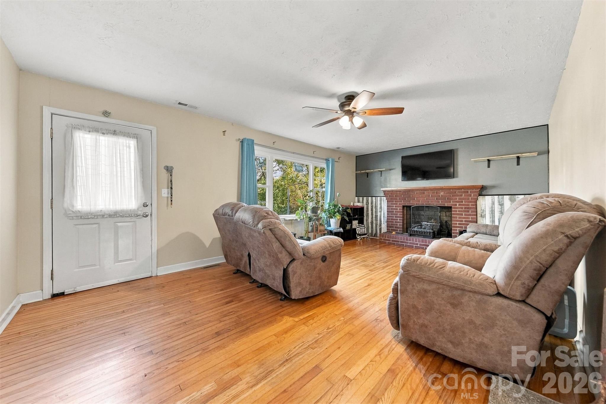 Single Family Residence at 640 Diamondhead Drive, Lenoir, photo 3 of 33