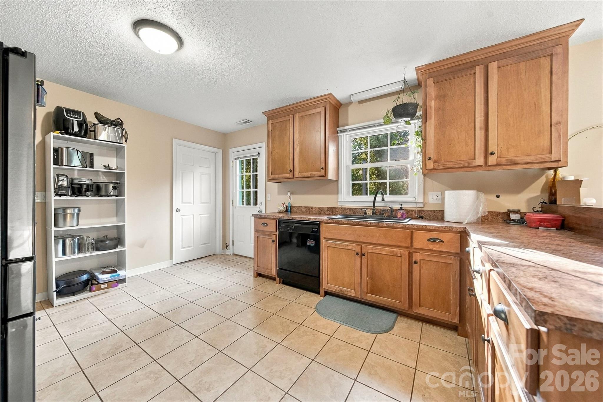 Single Family Residence at 640 Diamondhead Drive, Lenoir, photo 8 of 33