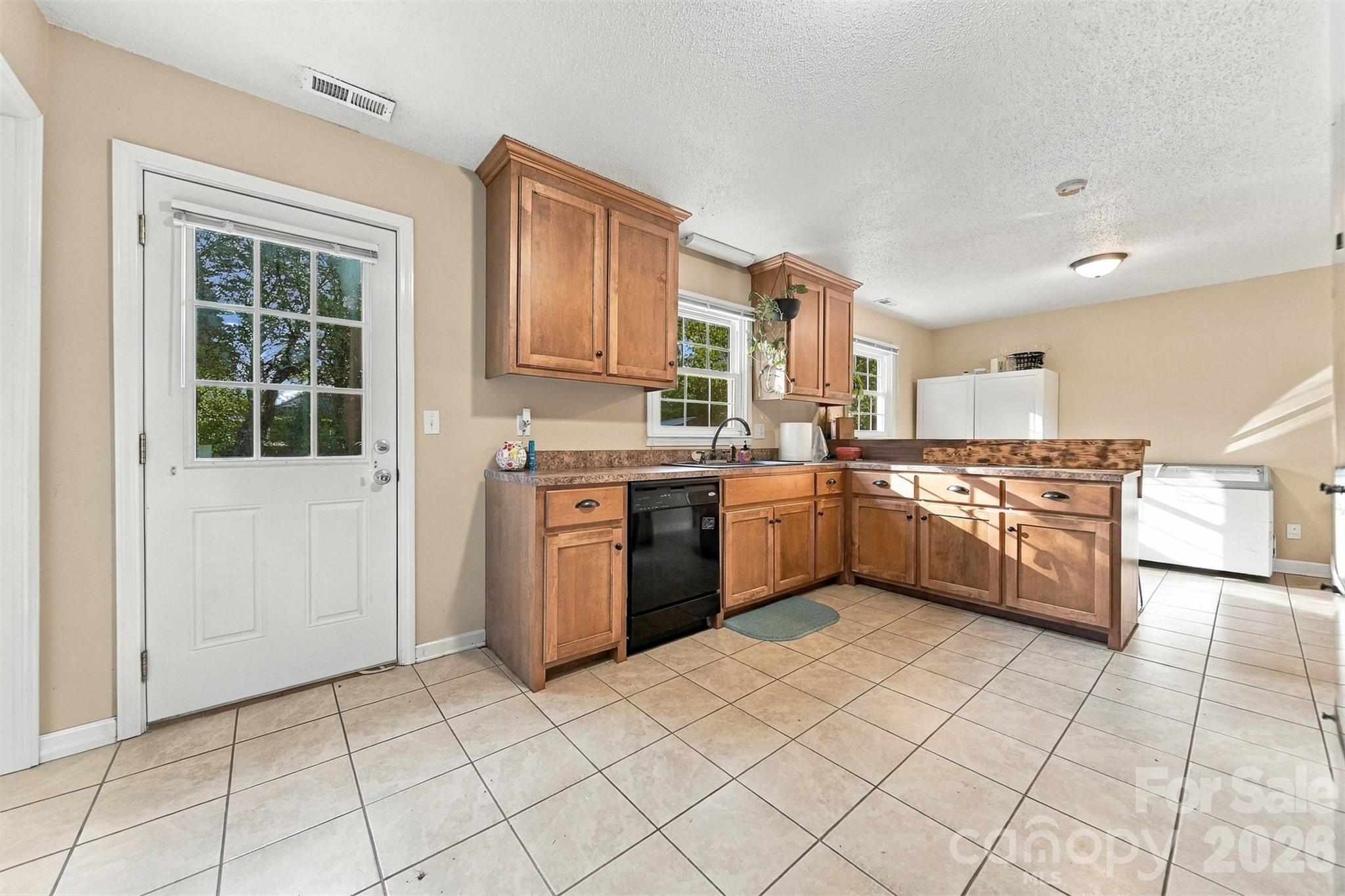 Single Family Residence at 640 Diamondhead Drive, Lenoir, photo 9 of 33