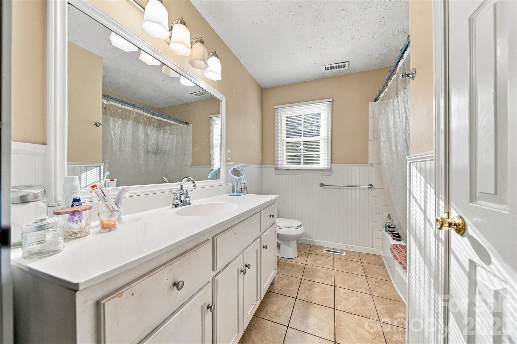 Single Family Residence at 640 Diamondhead Drive, Lenoir, photo 21 of 33