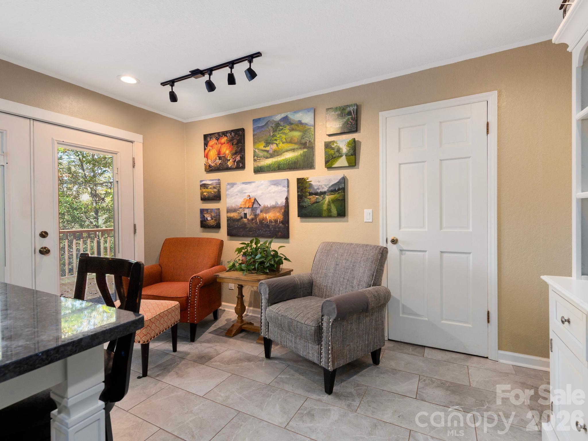 Seating area in kitchen - 1548 Bear Creek Road, Leicester