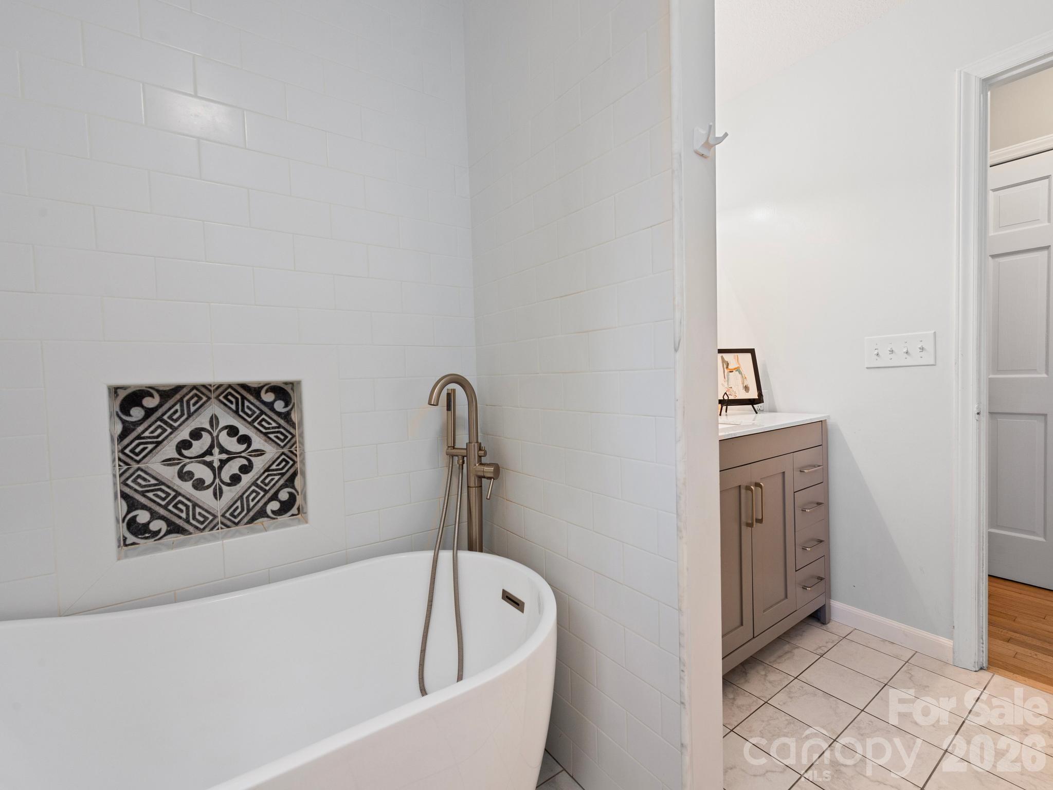 Soaking Tub - 1548 Bear Creek Road, Leicester