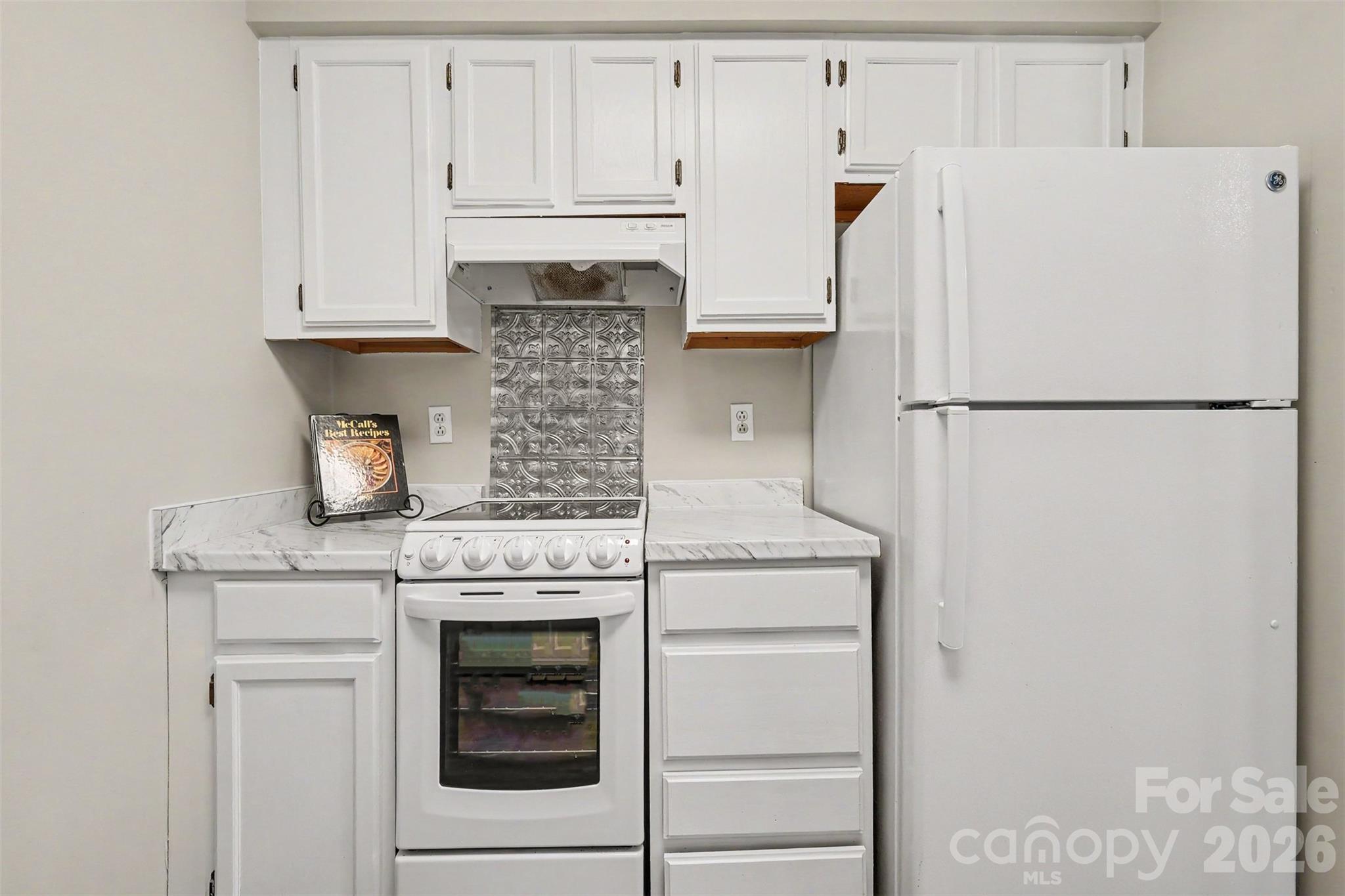 BRAND NEW STOVE - REFRIGERATOR REMAINS - 3201 Heathstead Place, Charlotte