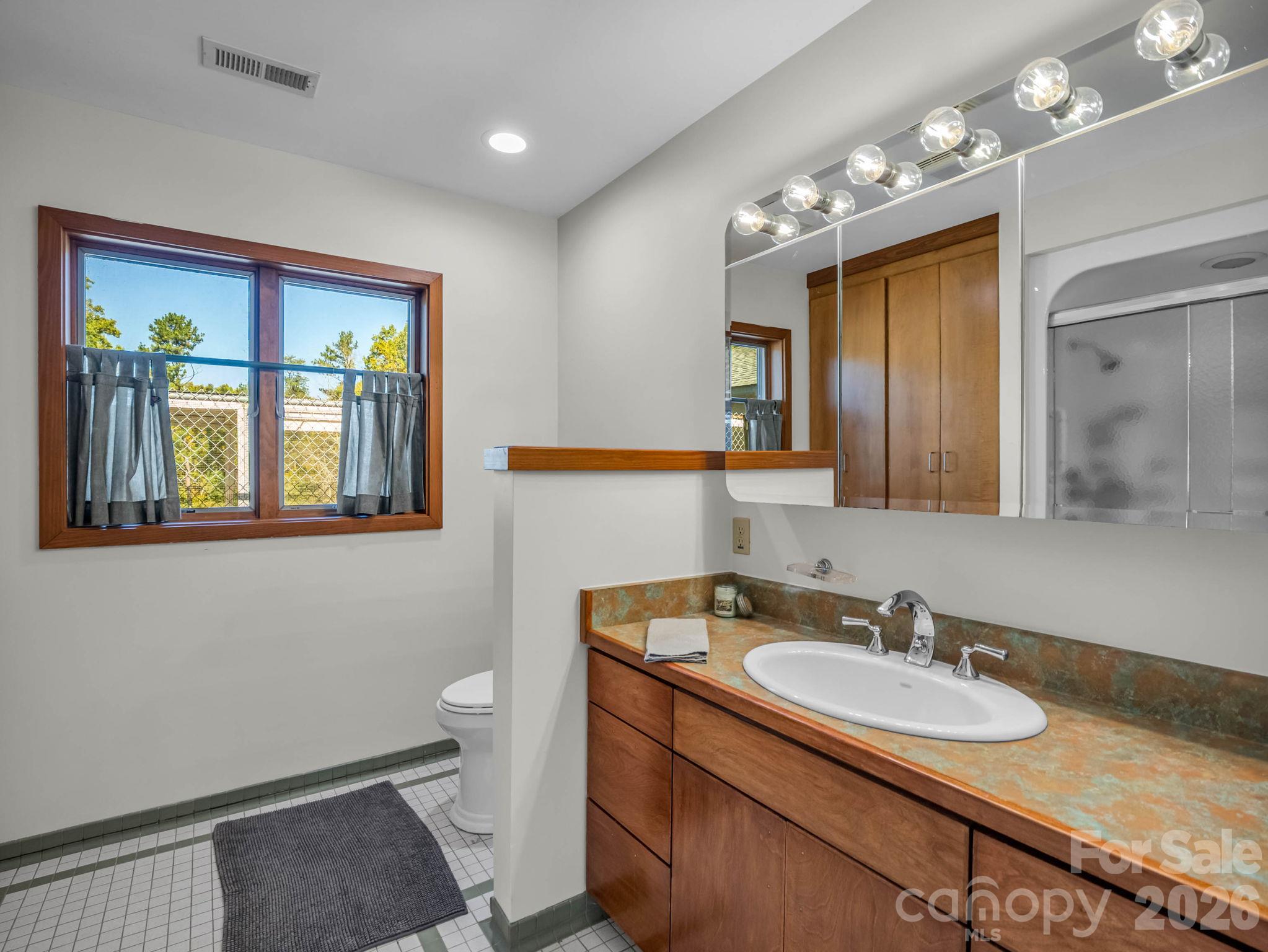 Guest Studio - Full Bath - 401 Over Hill Drive, Tryon