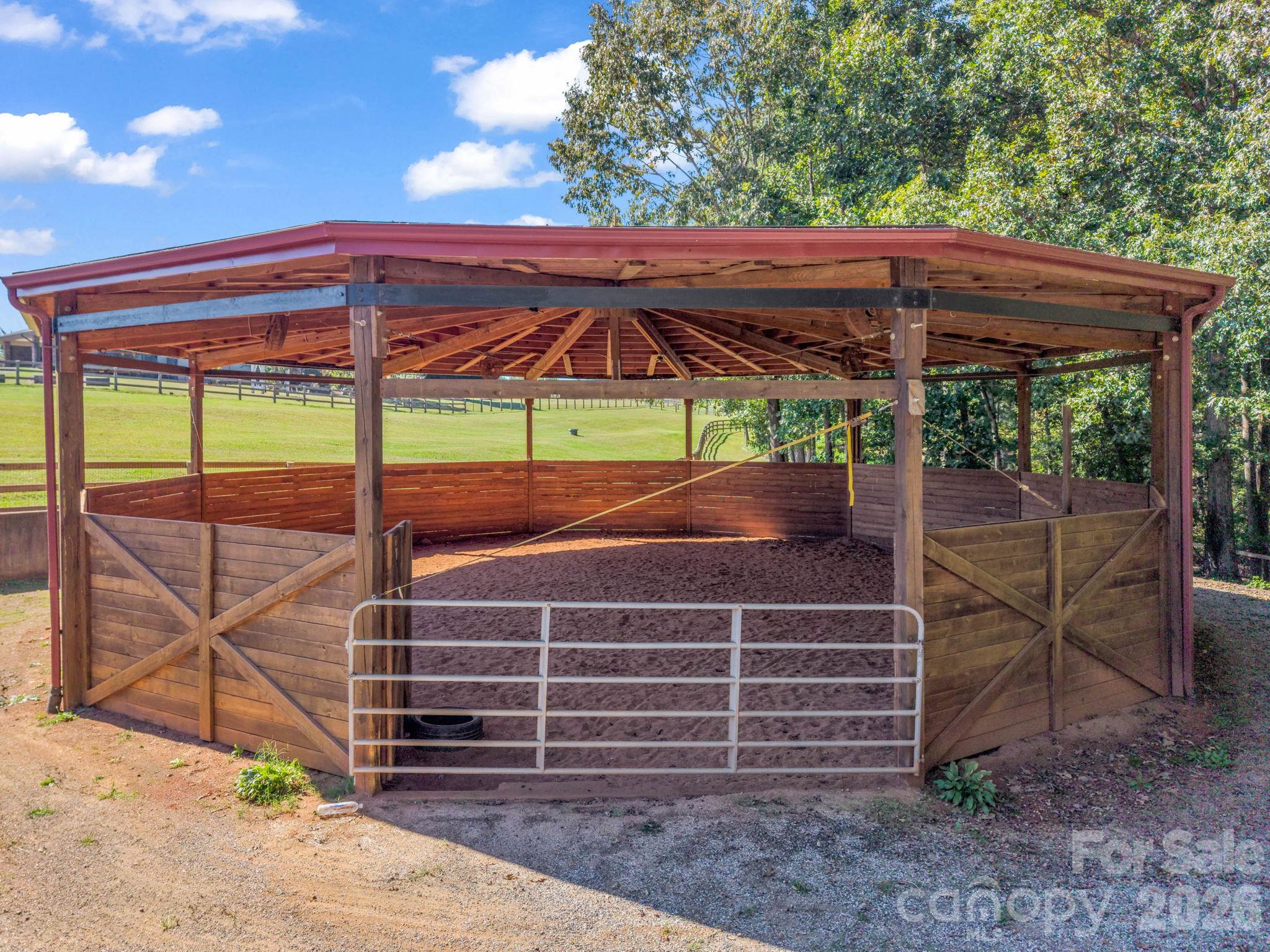 Covered Round Pen - 401 Over Hill Drive, Tryon