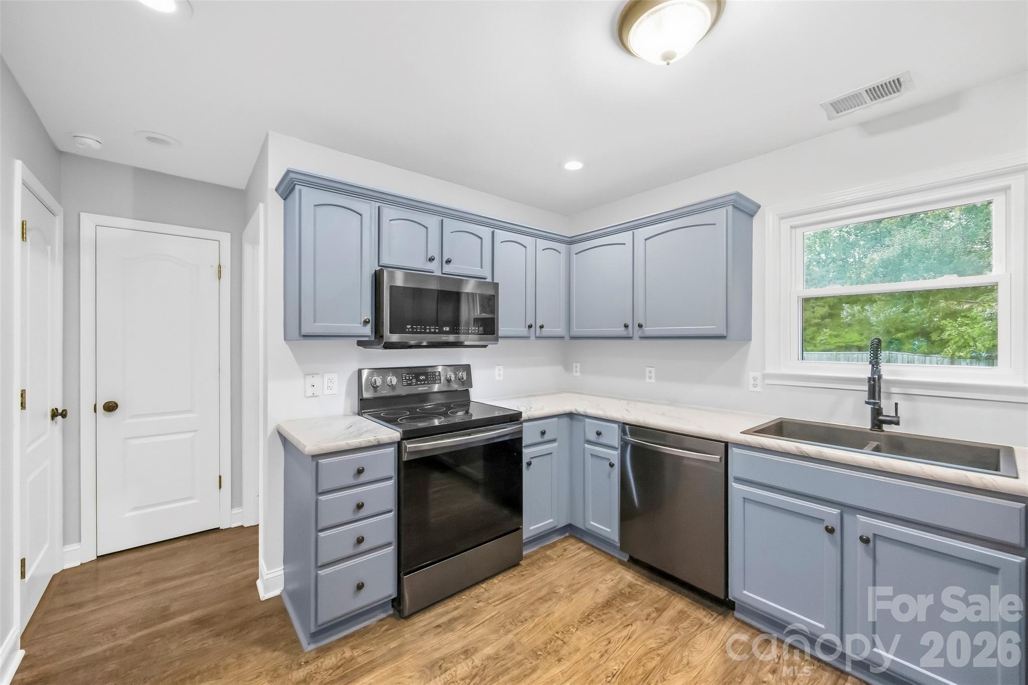 Single Family Residence at 2984 Daffodil Court, Gastonia, photo 11 of 34