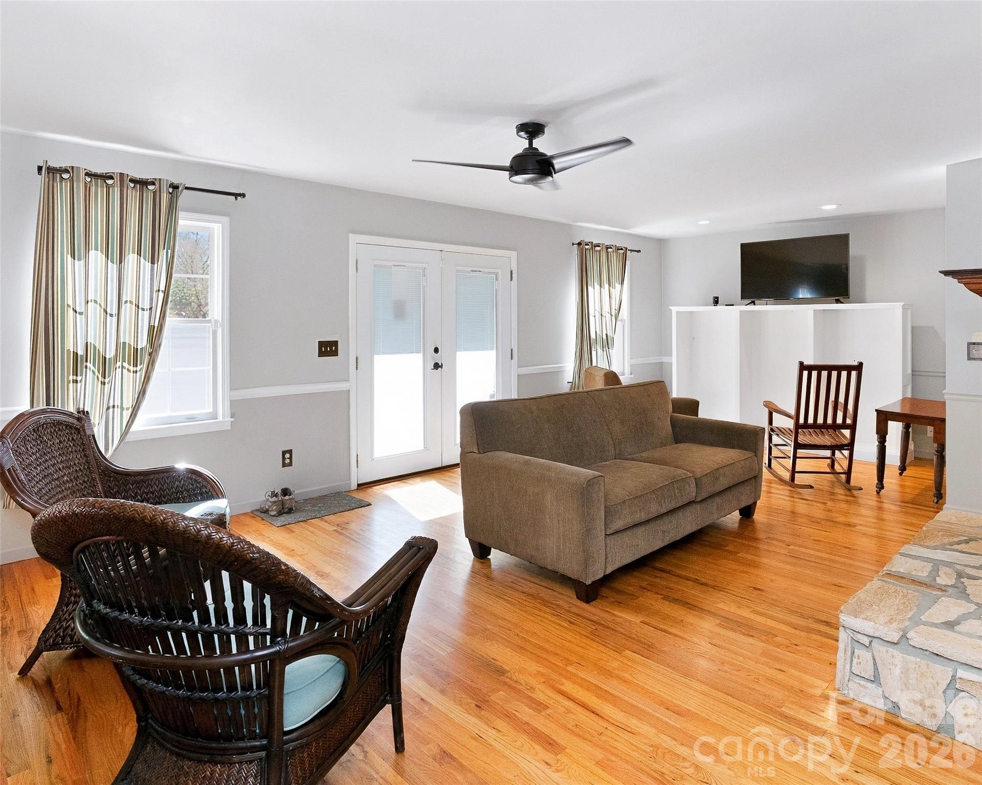 Single Family Residence at 237 Woodys Drive, Hendersonville, photo 8 of 48
