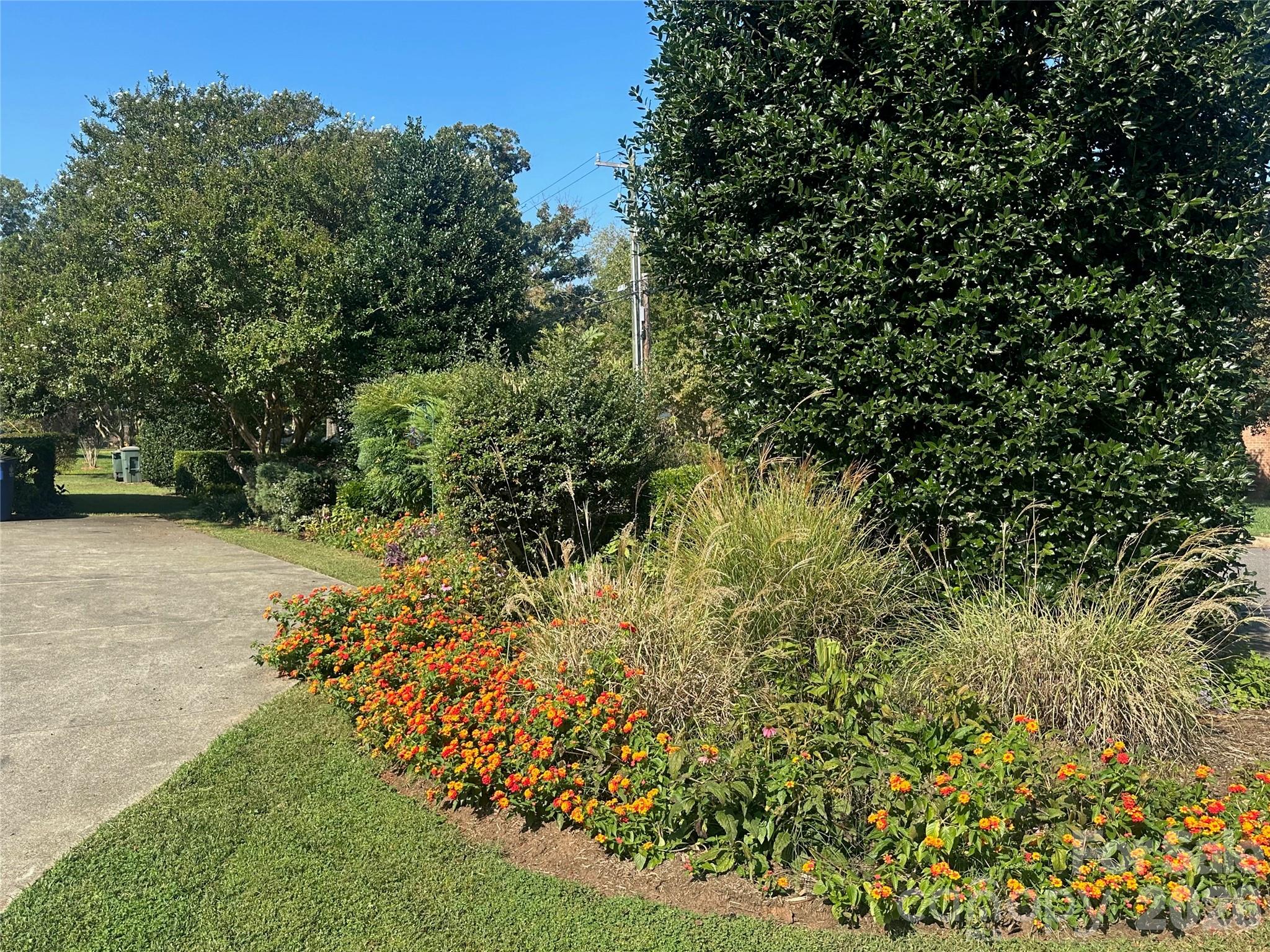 Beautiful landscaping - 1400 Capri Road, Winston Salem