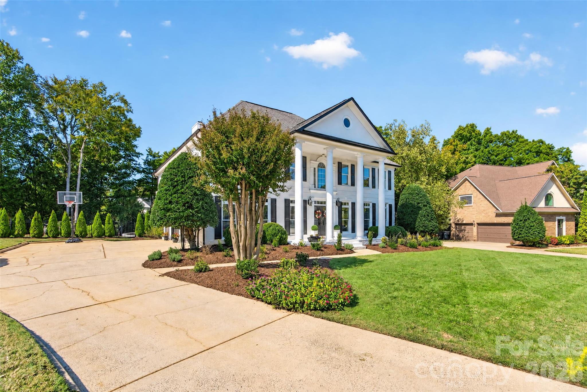 Single Family Residence at 8634 Woodmere Crossing Lane, Charlotte, photo 2 of 48