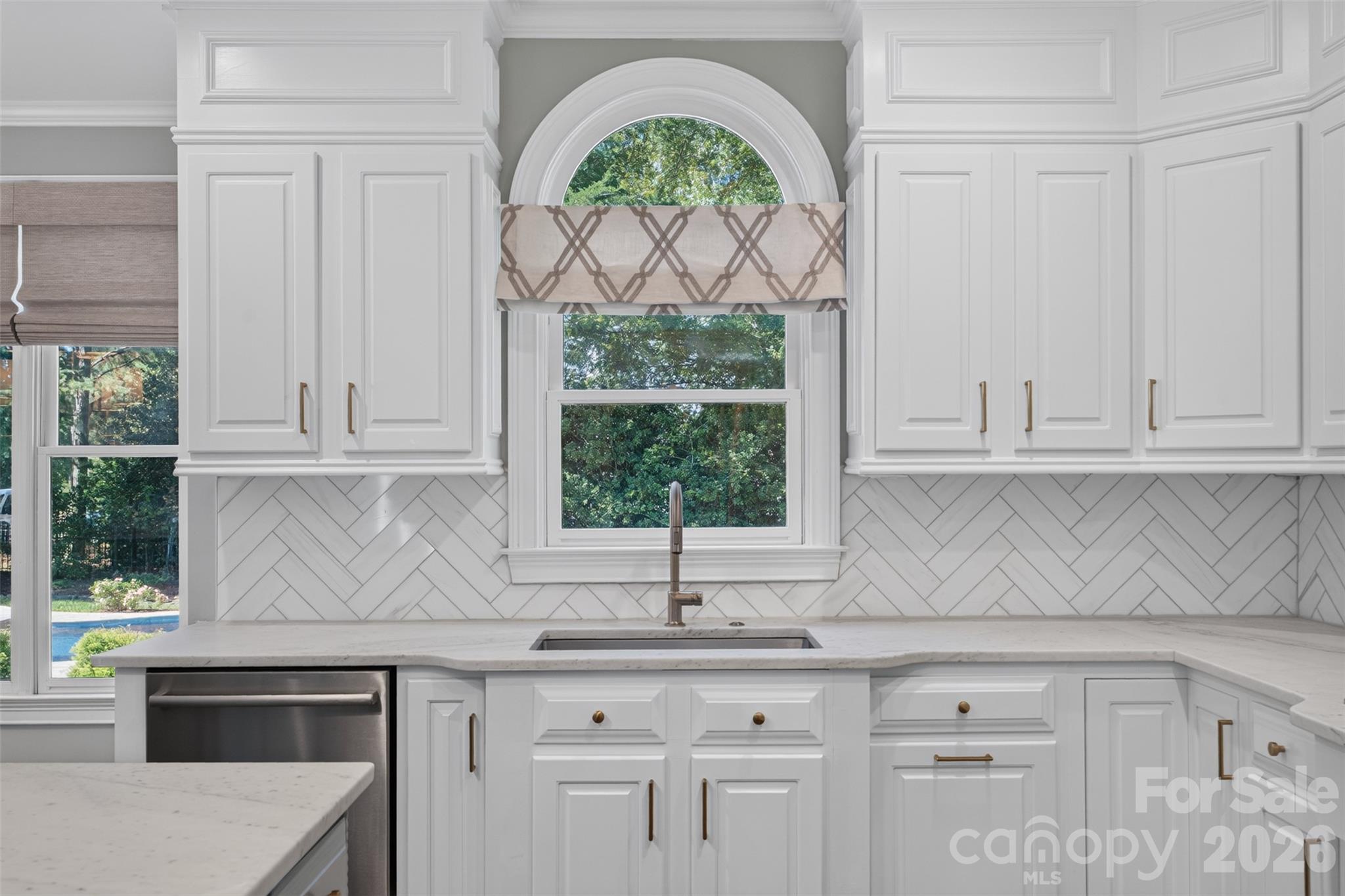 Single Family Residence at 8634 Woodmere Crossing Lane, Charlotte, photo 13 of 48