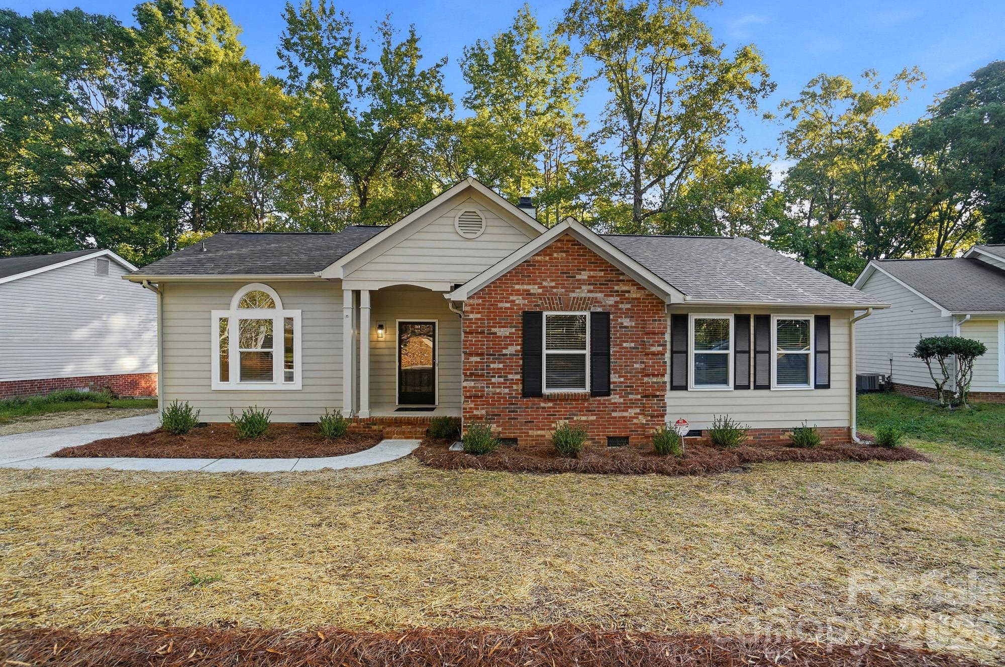Single Family Residence at 6044 Acadian Woods Drive, Charlotte, photo 2 of 35