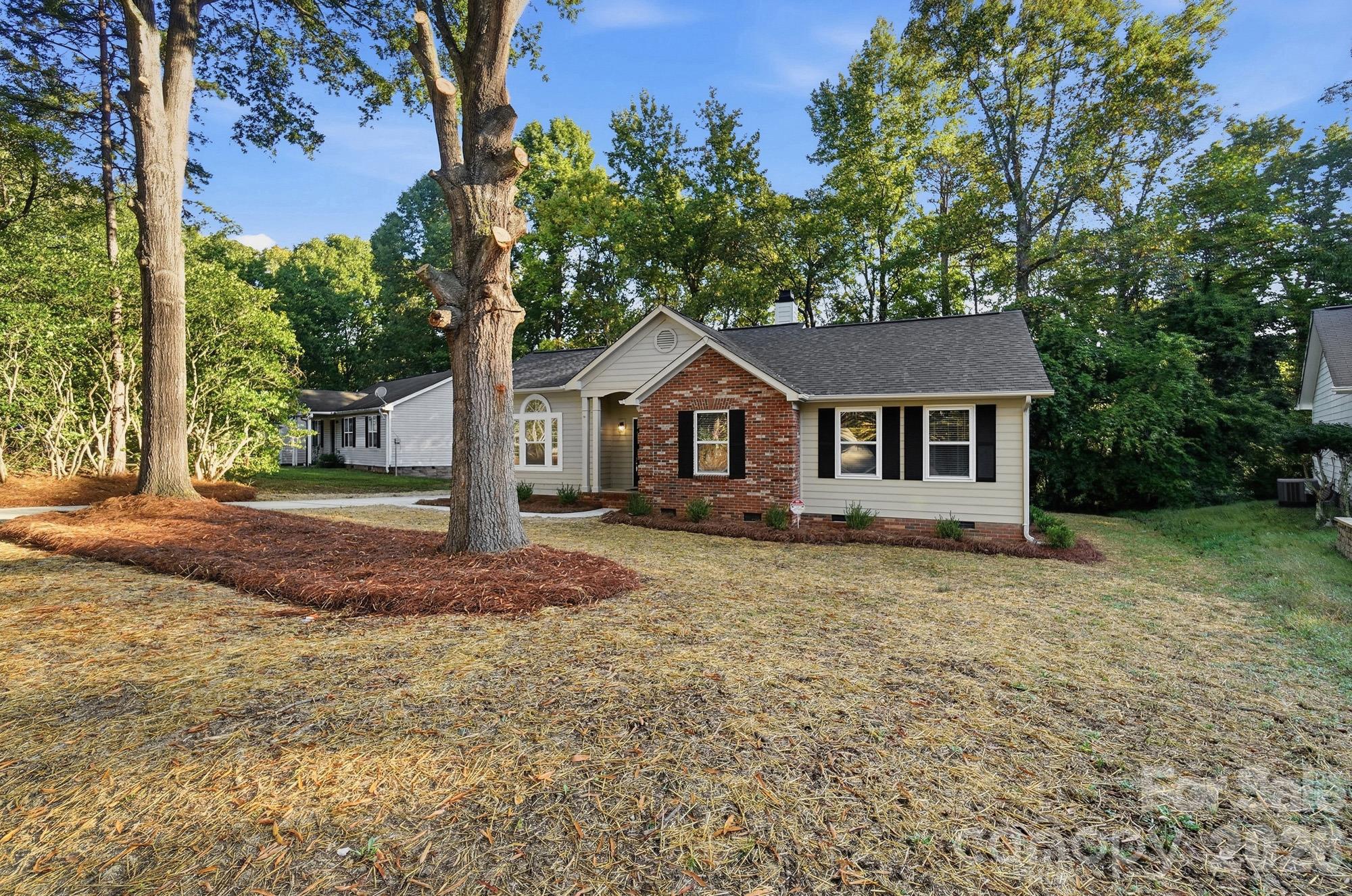 Single Family Residence at 6044 Acadian Woods Drive, Charlotte, photo 3 of 35