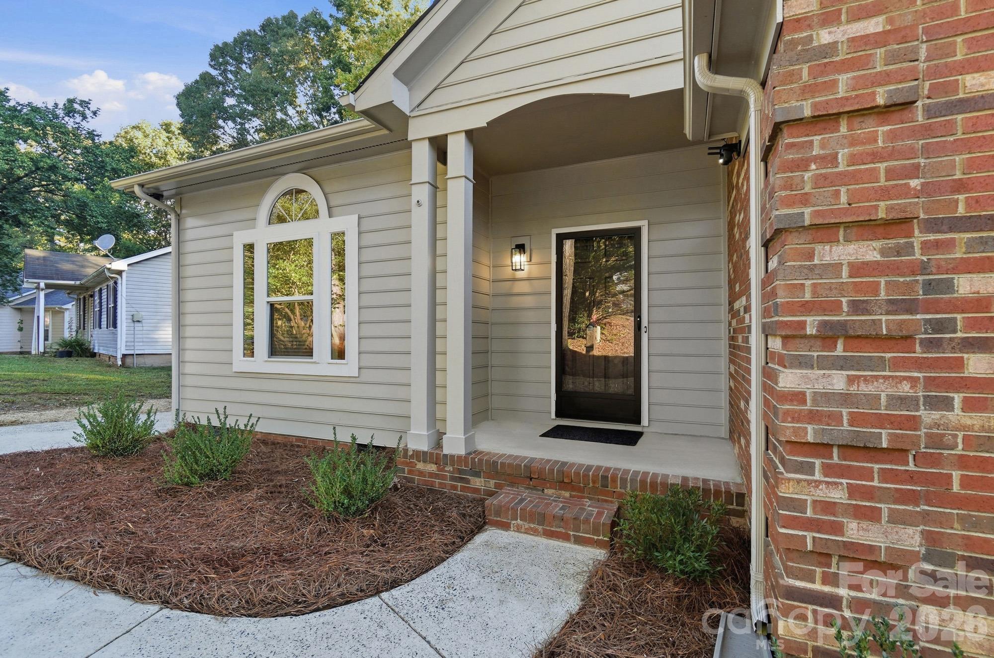 Single Family Residence at 6044 Acadian Woods Drive, Charlotte, photo 4 of 35