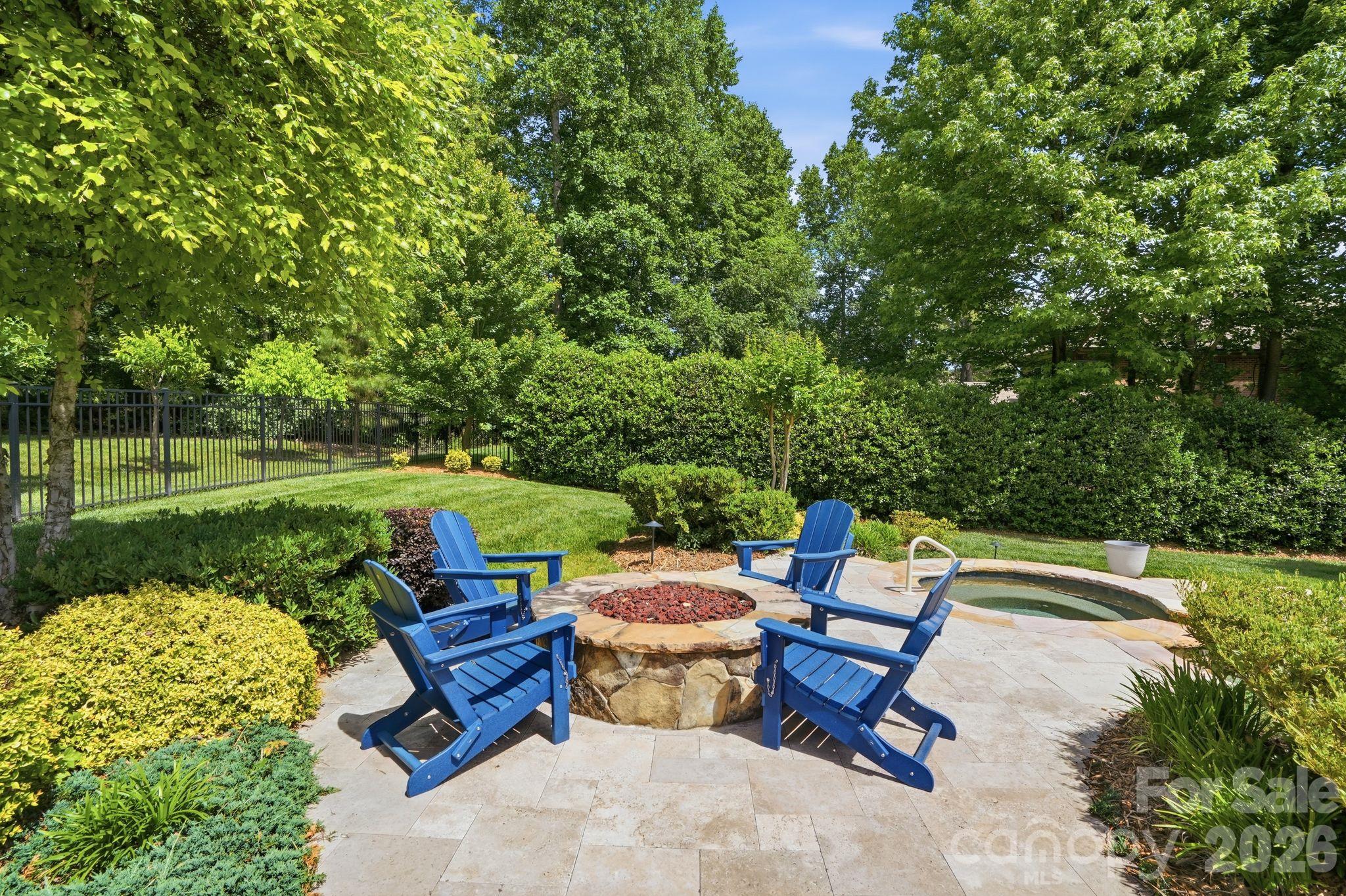 Gas firepit - 13632 Castleford Drive, Mint Hill