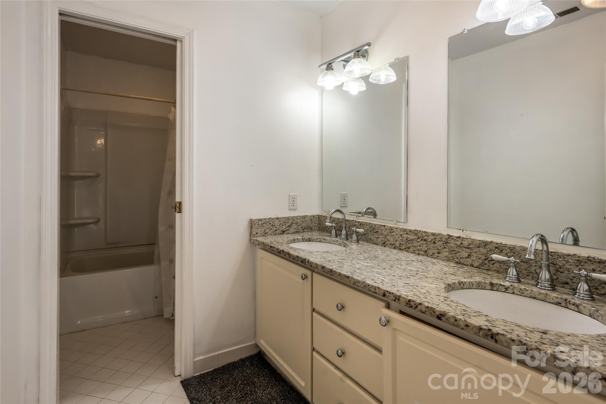 Upstairs bath - 4943 Elmhurst Drive NE, Hickory