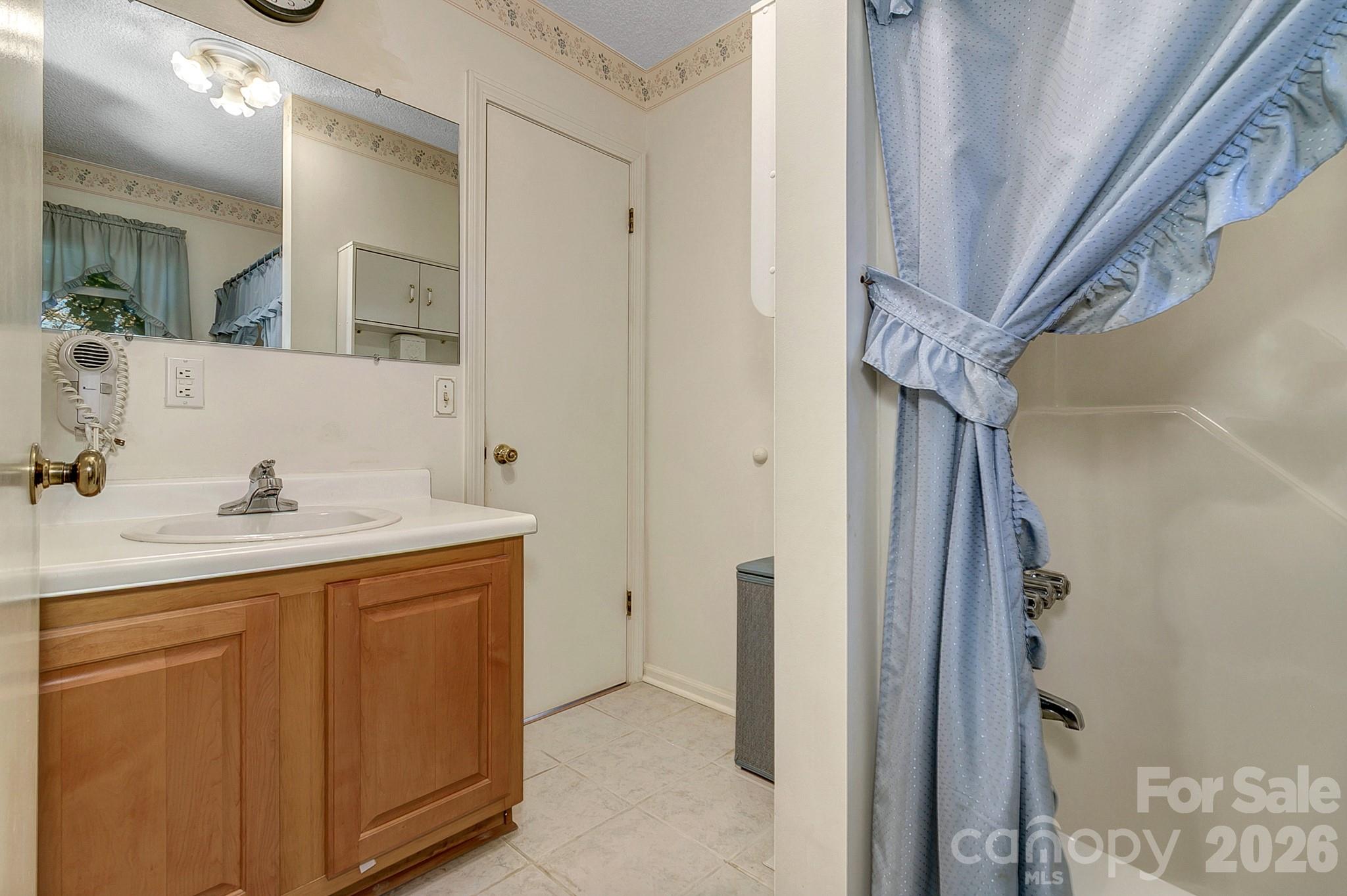 2nd bathroom w/bedroom access & guest access - 1 Dewberry Drive, Hendersonville