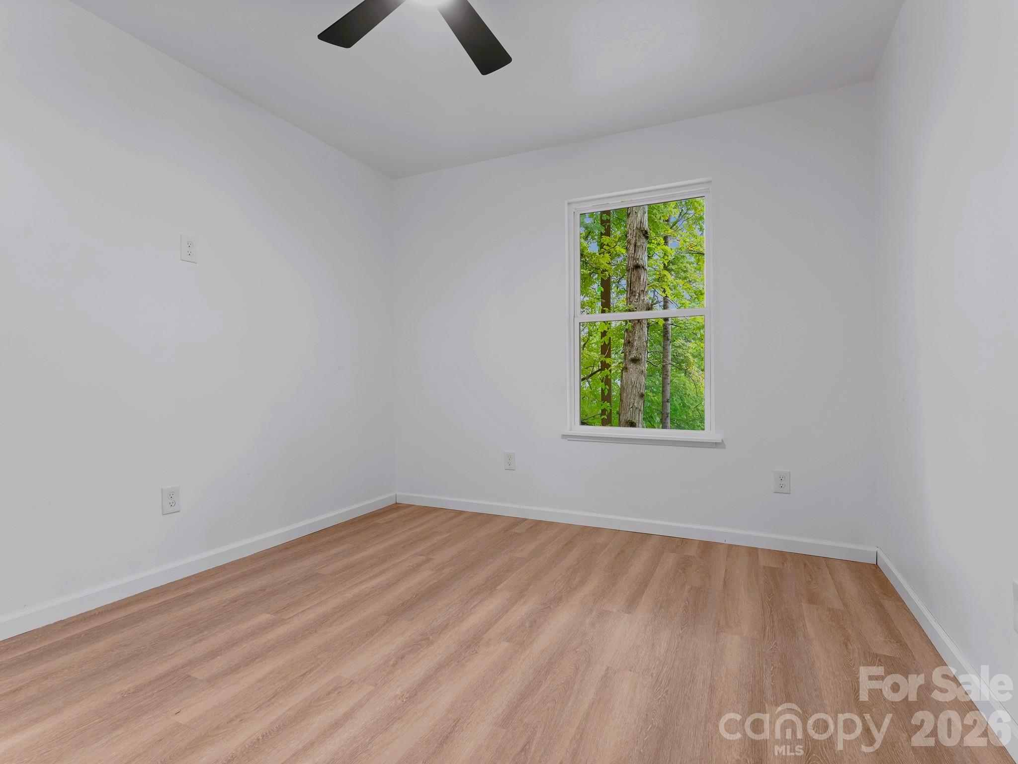 Single Family Residence at 202 Lyndhurst Drive, Hendersonville, photo 11 of 19