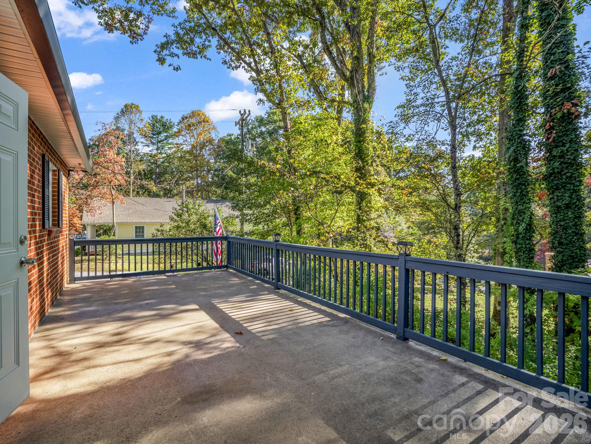 Single Family Residence at 88 Lake Rugby Drive, Hendersonville, photo 19 of 38