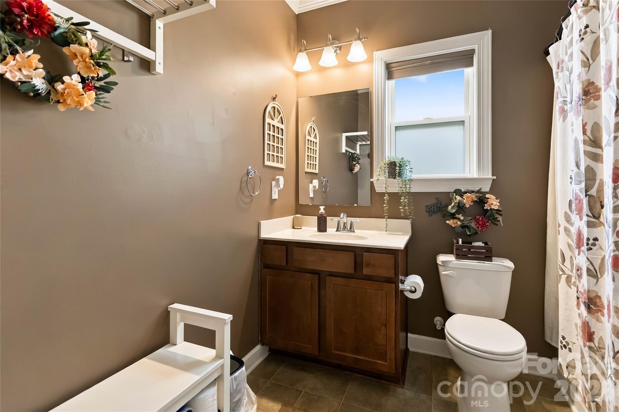 Full Bathroom on Main Level - 15221 Kissimmee Lane, Mint Hill