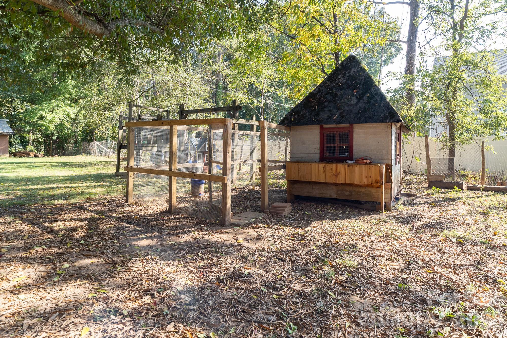 Chickens playhouse. - 233 Third Creek Road, Statesville