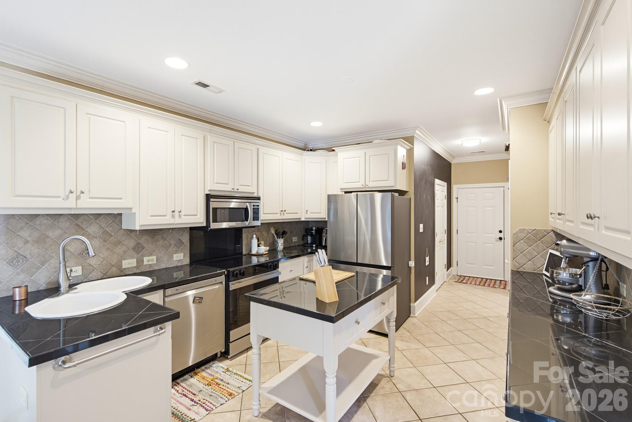 Single Family Residence at 7201 Charter Brook Drive, Charlotte, photo 10 of 46