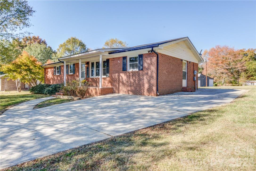 Long driveway with plenty of parking - 311 Bell Road, Kings Mountain