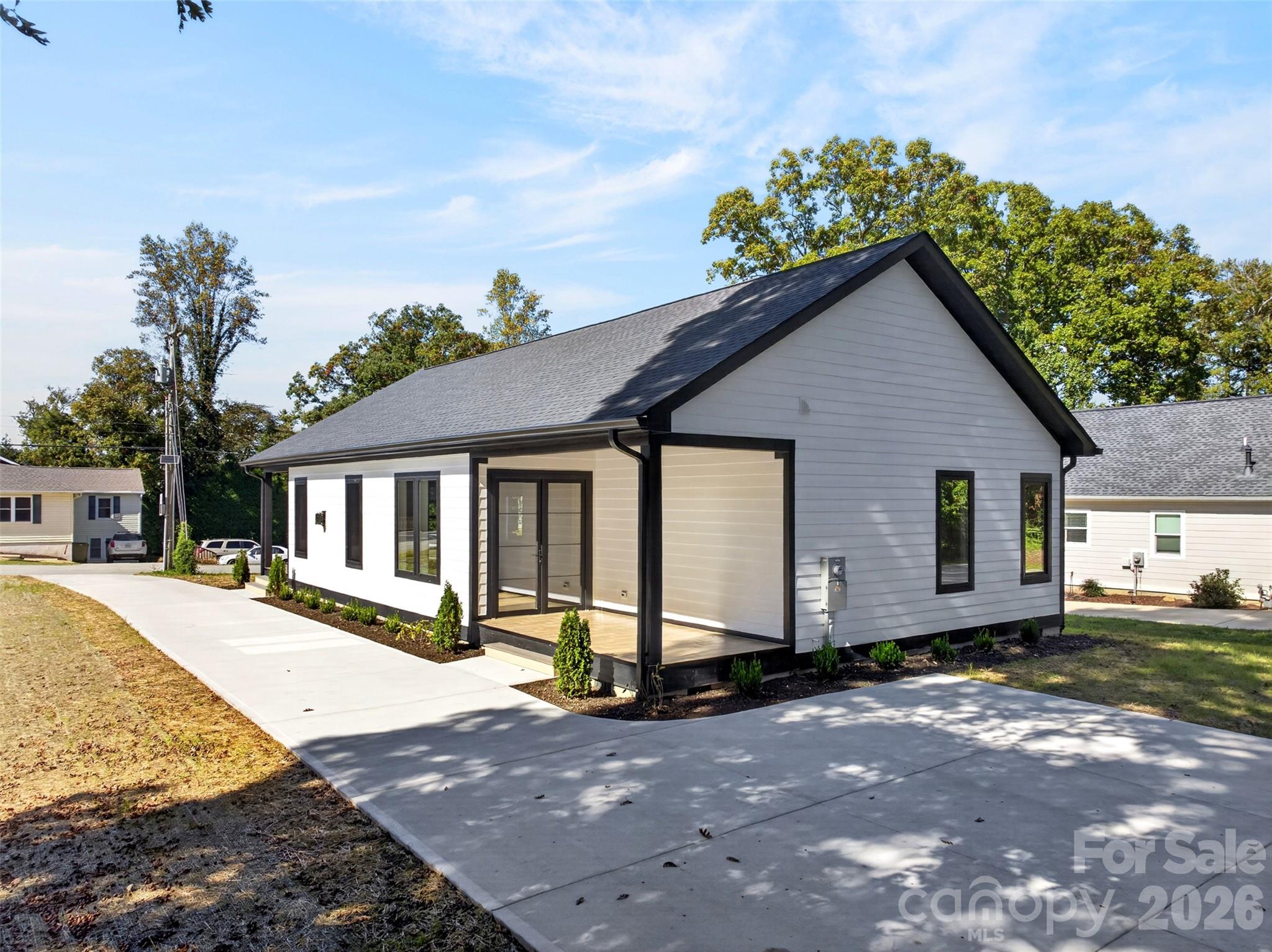 Single Family Residence at 305 Chadwick Avenue, Hendersonville, photo 3 of 35