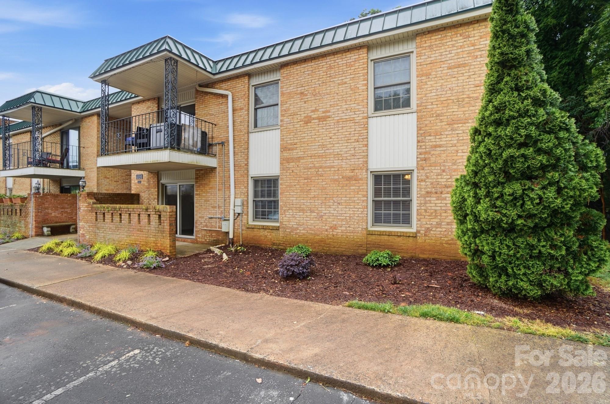 Condominium at 4754 Hedgemore Drive, Charlotte, photo 2 of 46