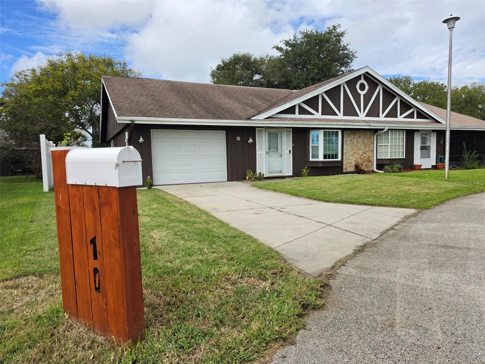 10 EAGLE LN