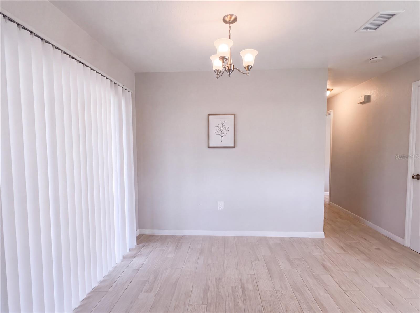 Dining Area looking out to the fenced in backyard - 5131 BROOKMEADE DR, SARASOTA
