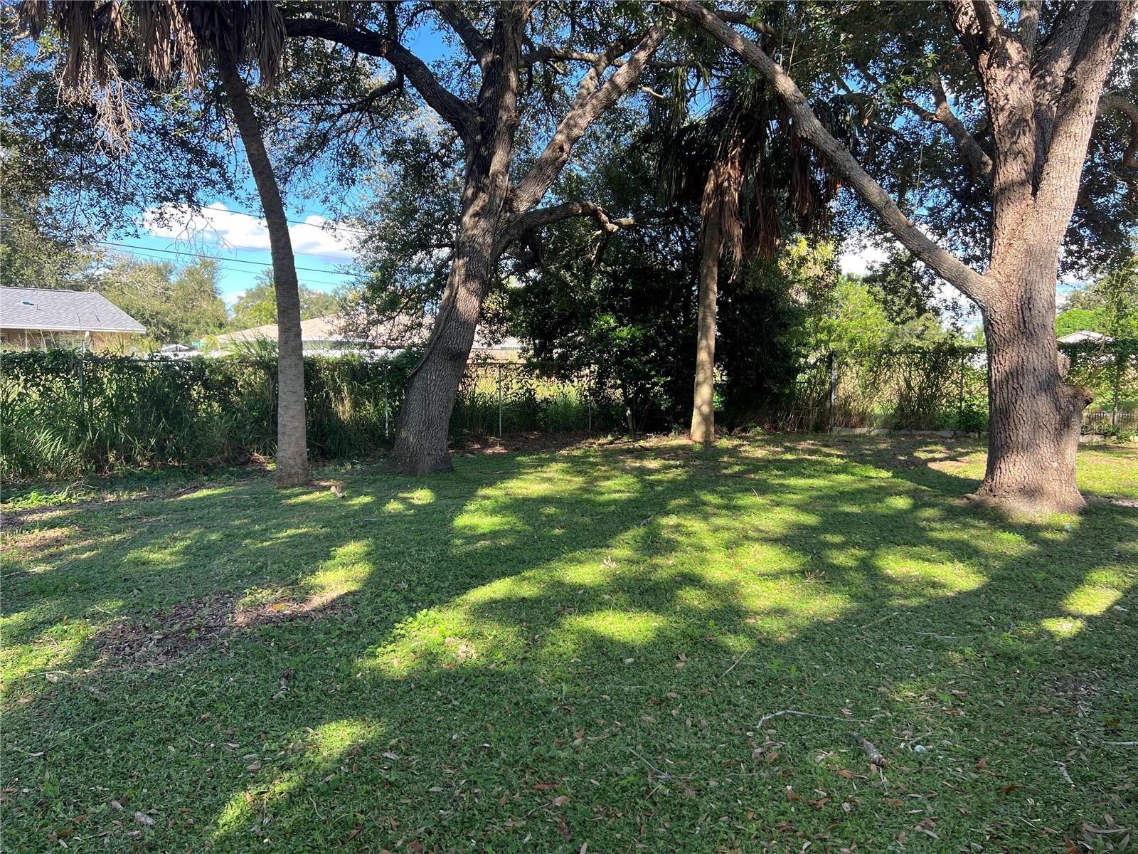 Shaded fenced in back yard - 5131 BROOKMEADE DR, SARASOTA