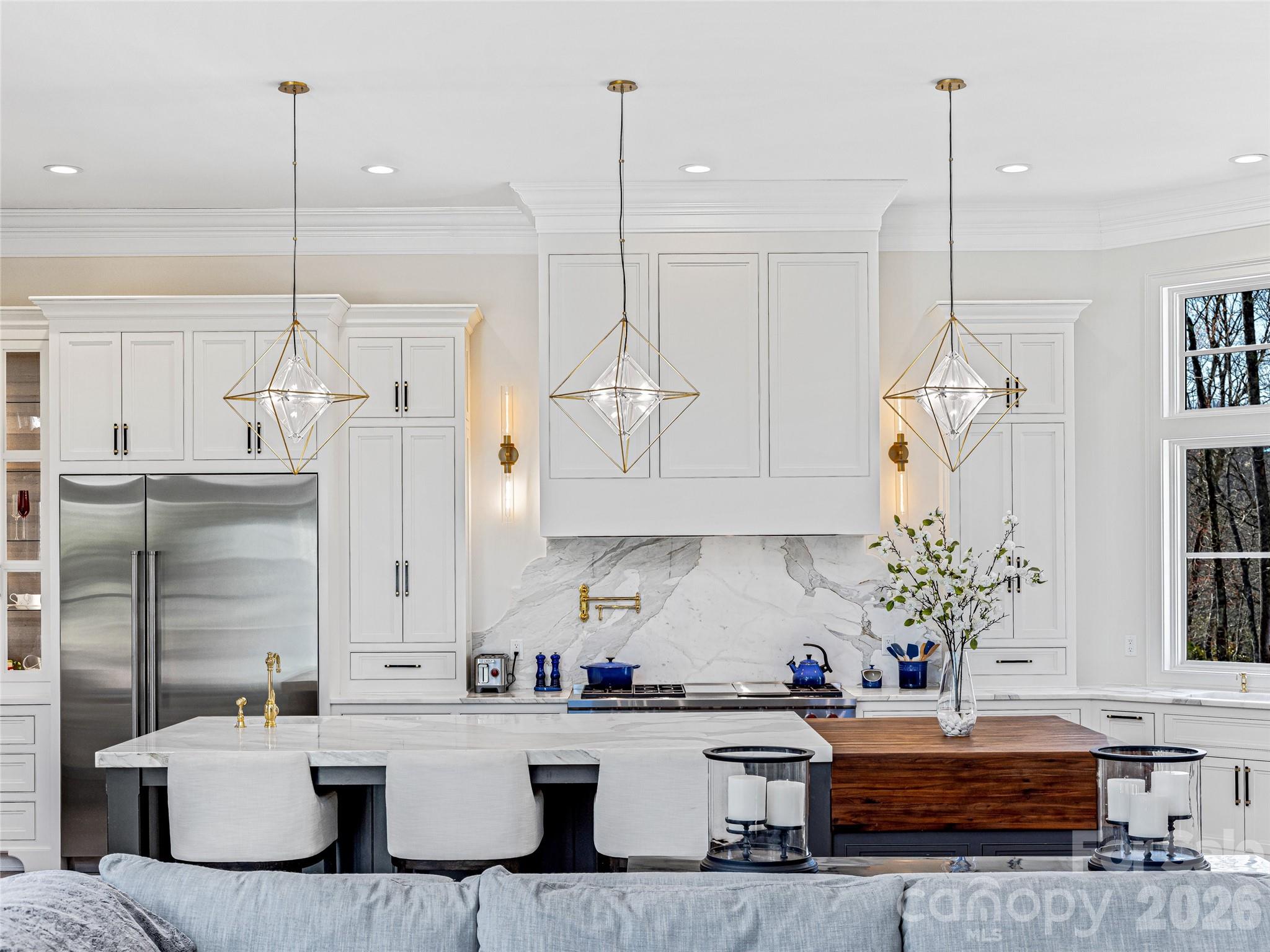 Additional seating area at kitchen island. Ideal for entertaining - 1905 White Tree Trail, Arden