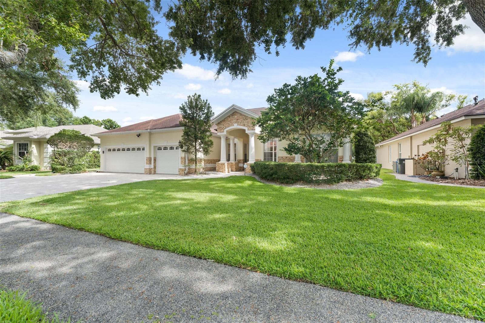 Single Family Residence at 10310 CARROLL COVE PL, TAMPA, photo 2 of 55