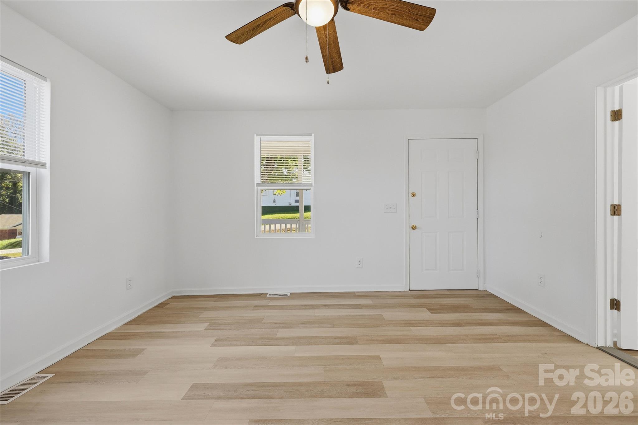 Family room - 2996 1st Avenue NW, Hickory
