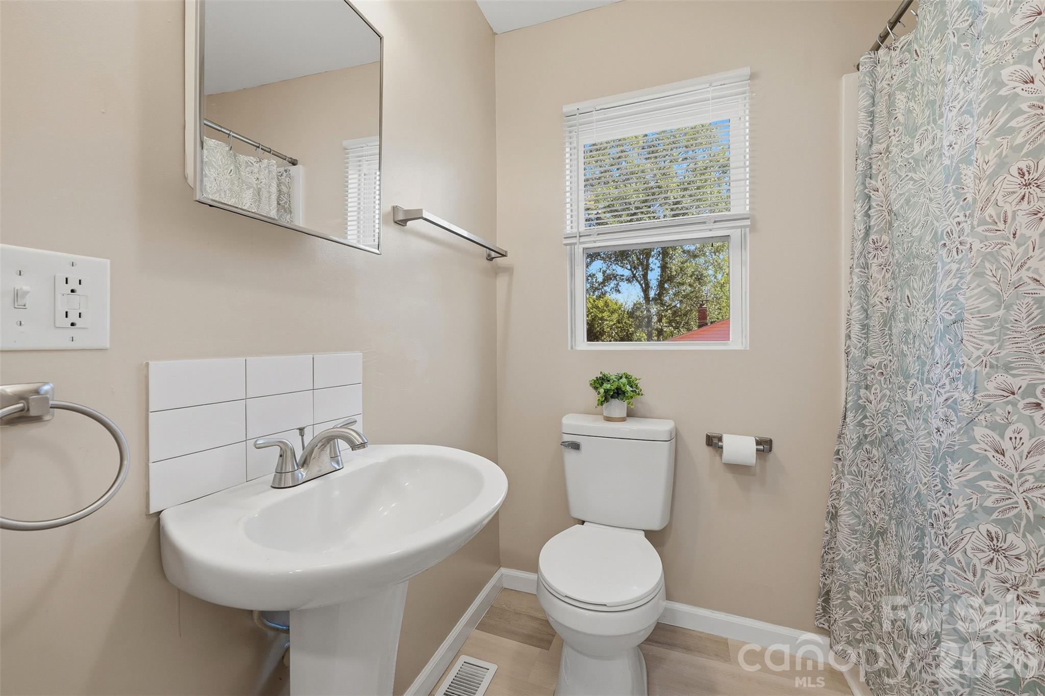 Full bath - 2996 1st Avenue NW, Hickory