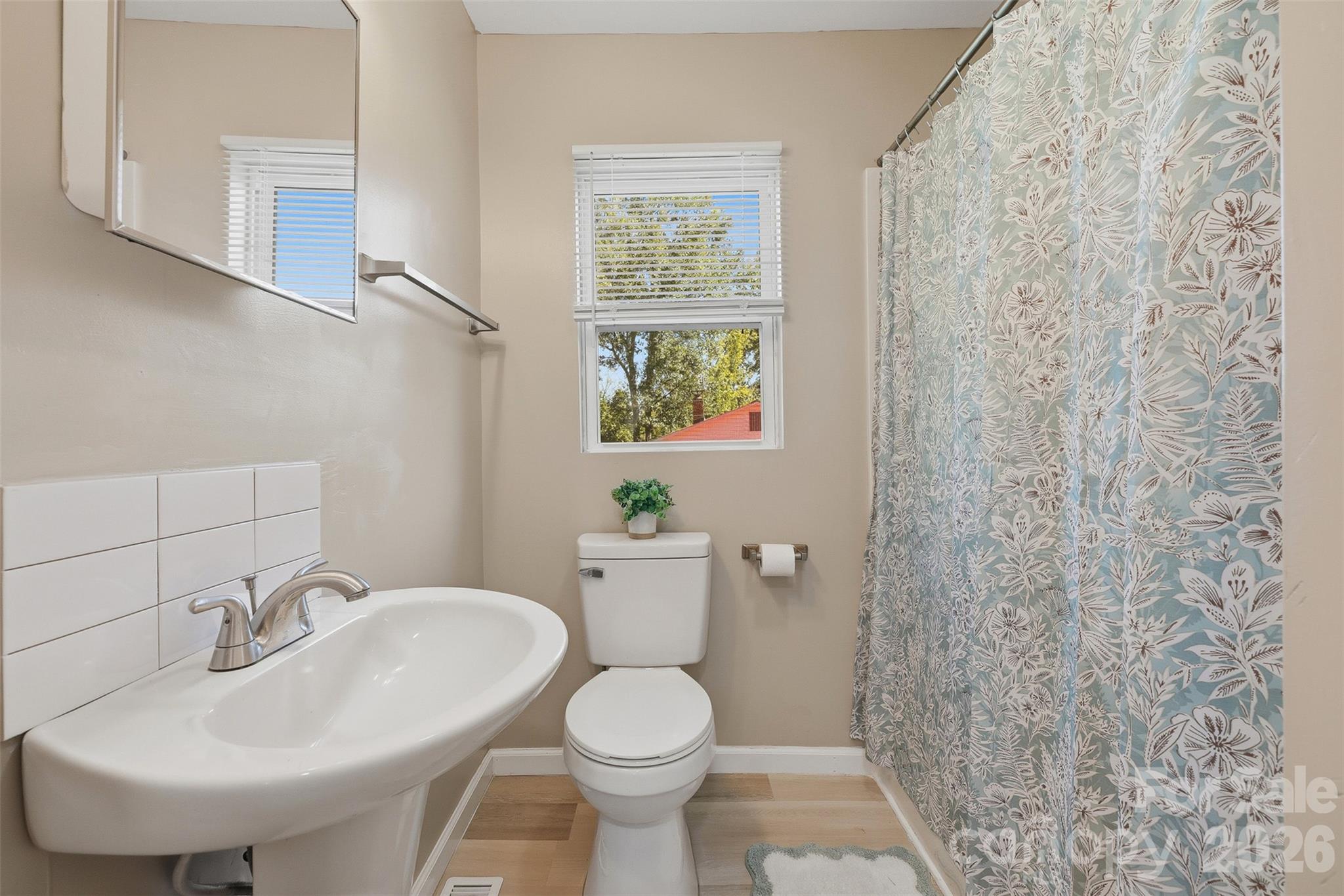Full bath - 2996 1st Avenue NW, Hickory