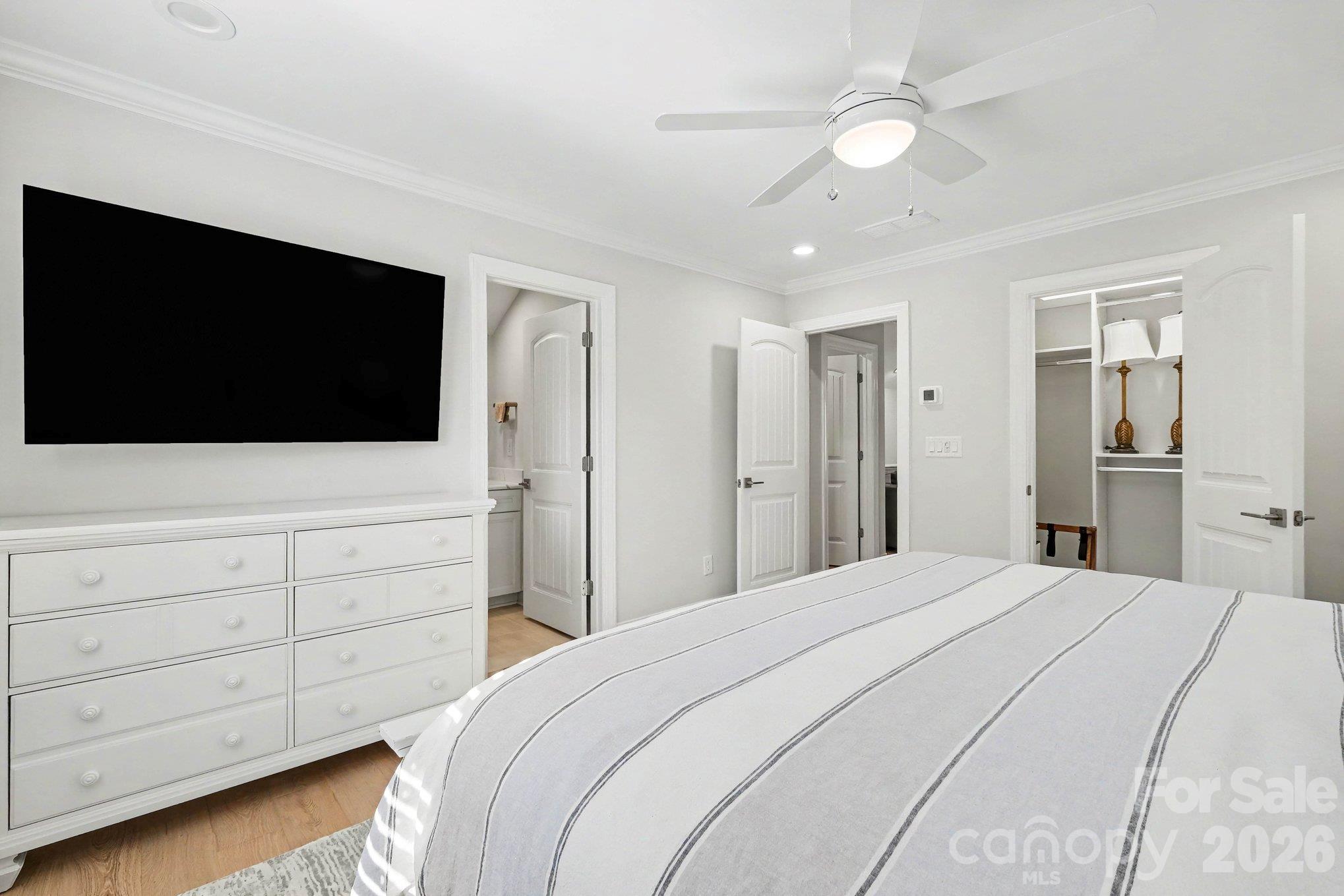 Large suite offers walk in closet - 5605 Caneel Lane, Denver