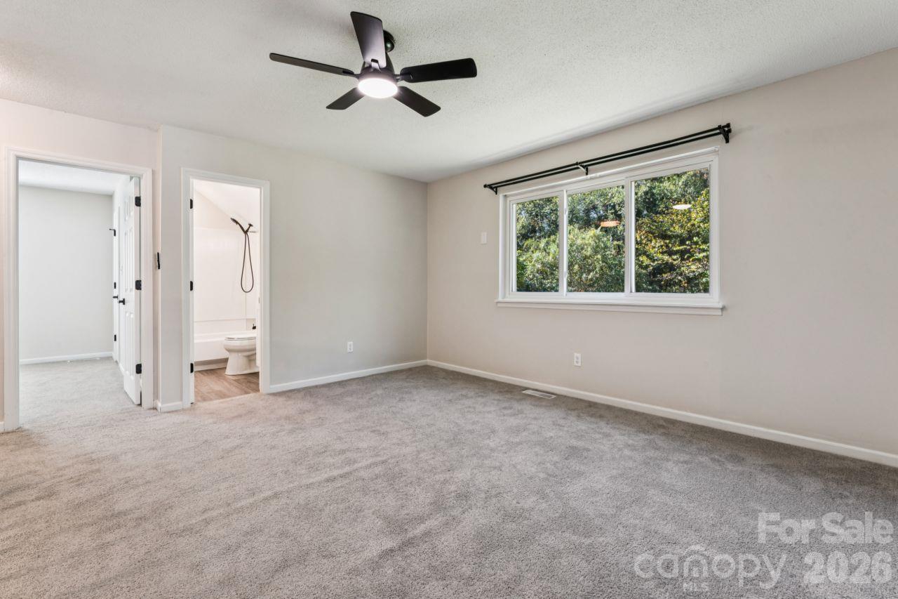 Upstairs loft landing - 6719 Montezuma Trail, Charlotte