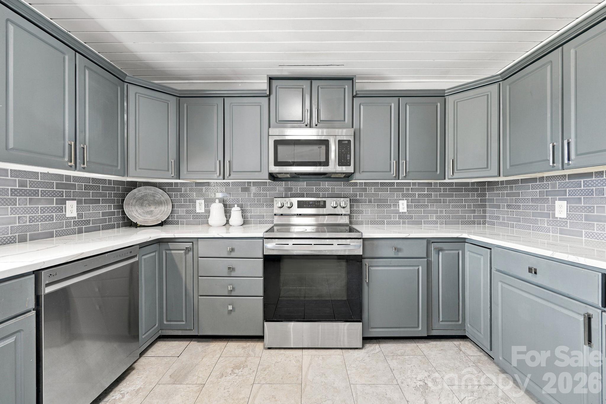 Spacious kitchen - 441 Country Drive, Mars Hill