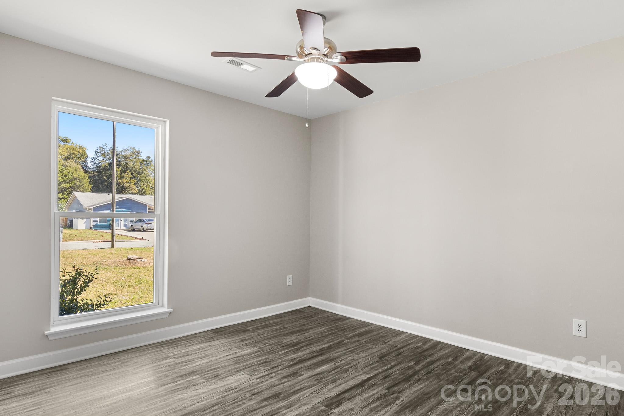 Single Family Residence at 7607 Eastbourne Road, Charlotte, photo 4 of 46