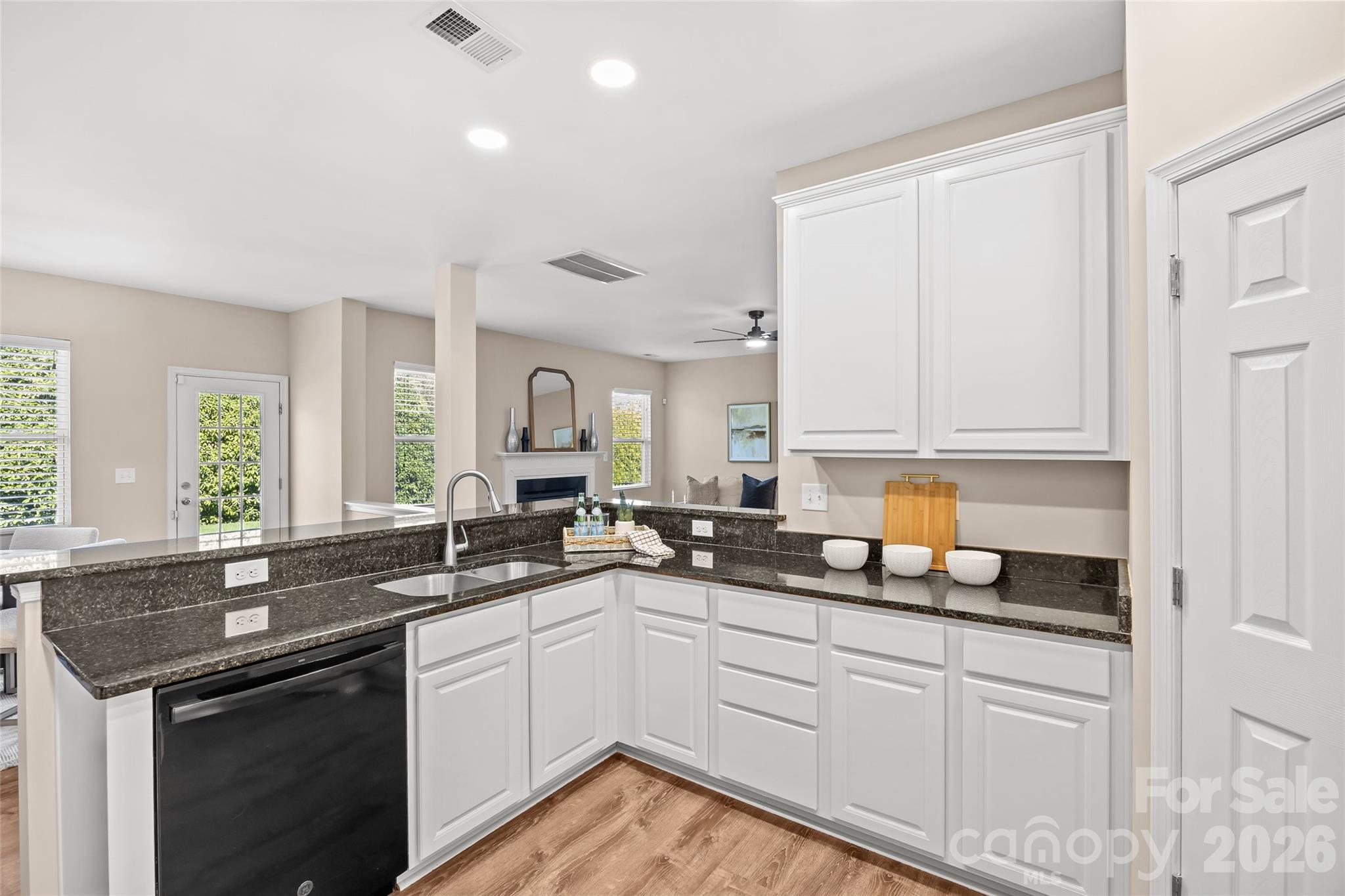 Single Family Residence at 7917 Sardis Creek Lane, Charlotte, photo 11 of 46