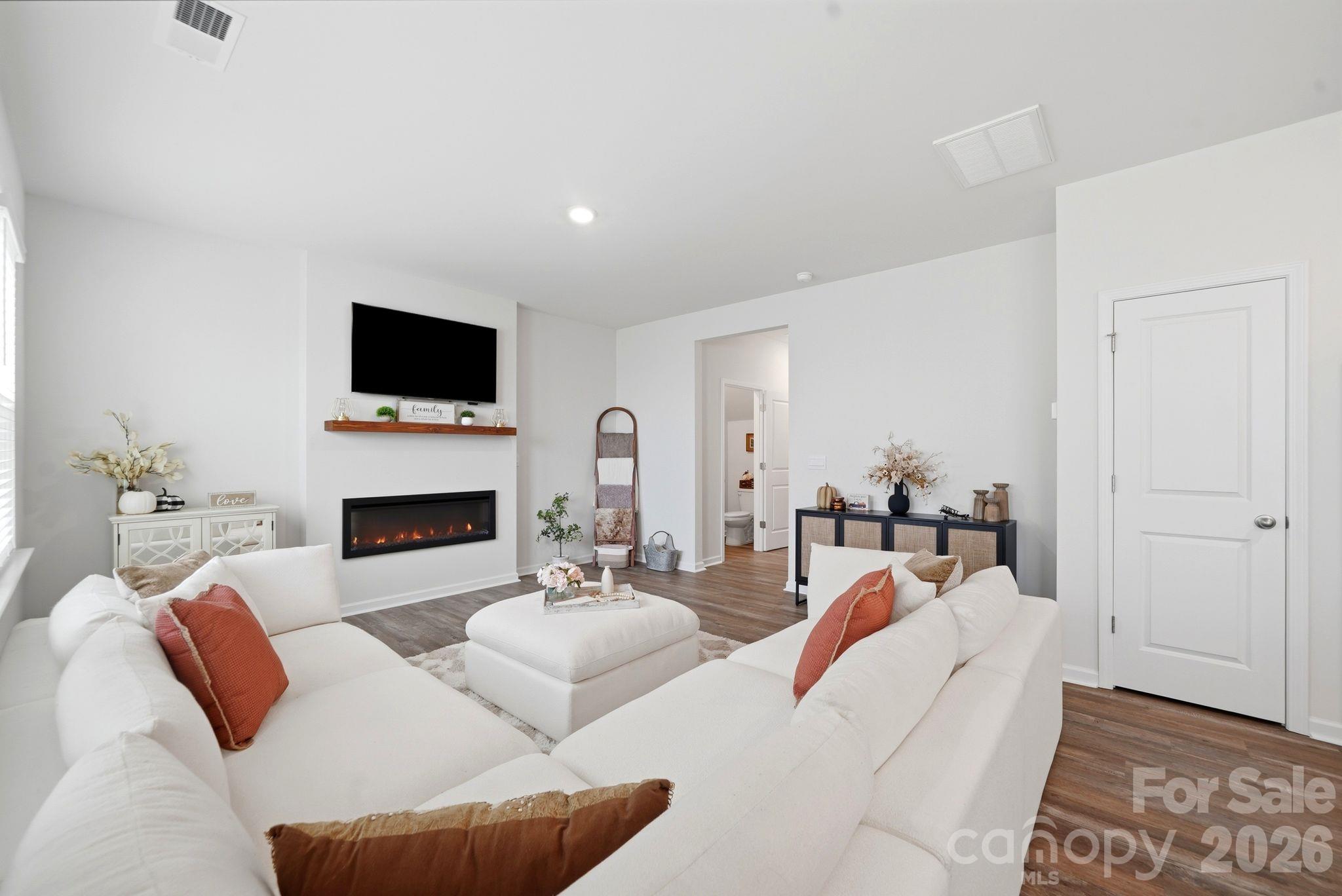 Single Family Residence at 1371 37th Avenue Lane, Hickory, photo 11 of 41