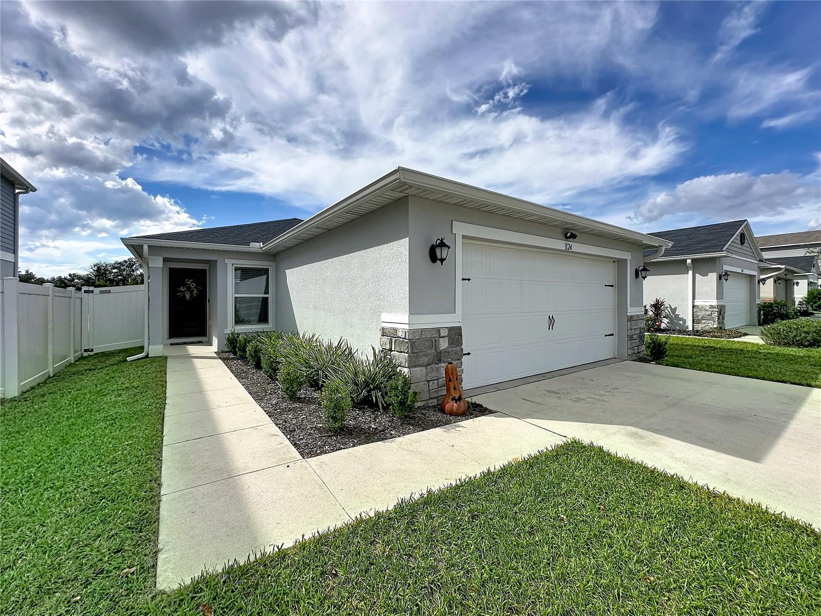 1124 PAPAYA CIR
