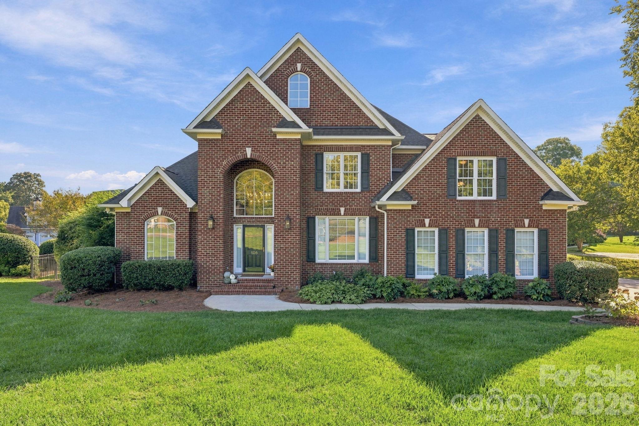 Great Curb Appeal - 105 Kings Crest Drive, Mooresville