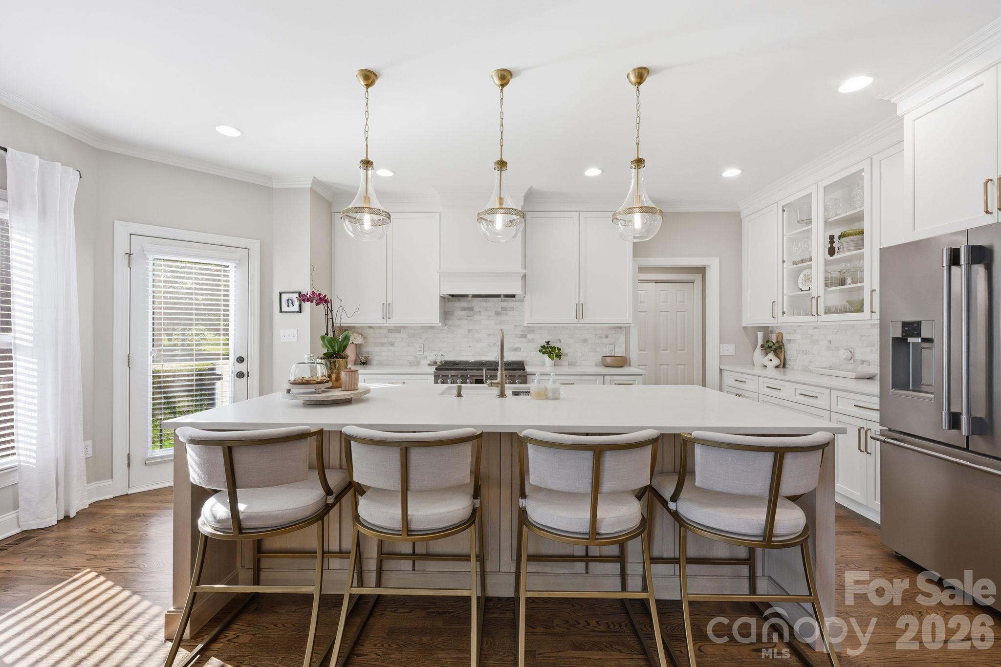 Breakfast Bar in Kitchen with Hidden Storage Underneath - 105 Kings Crest Drive, Mooresville