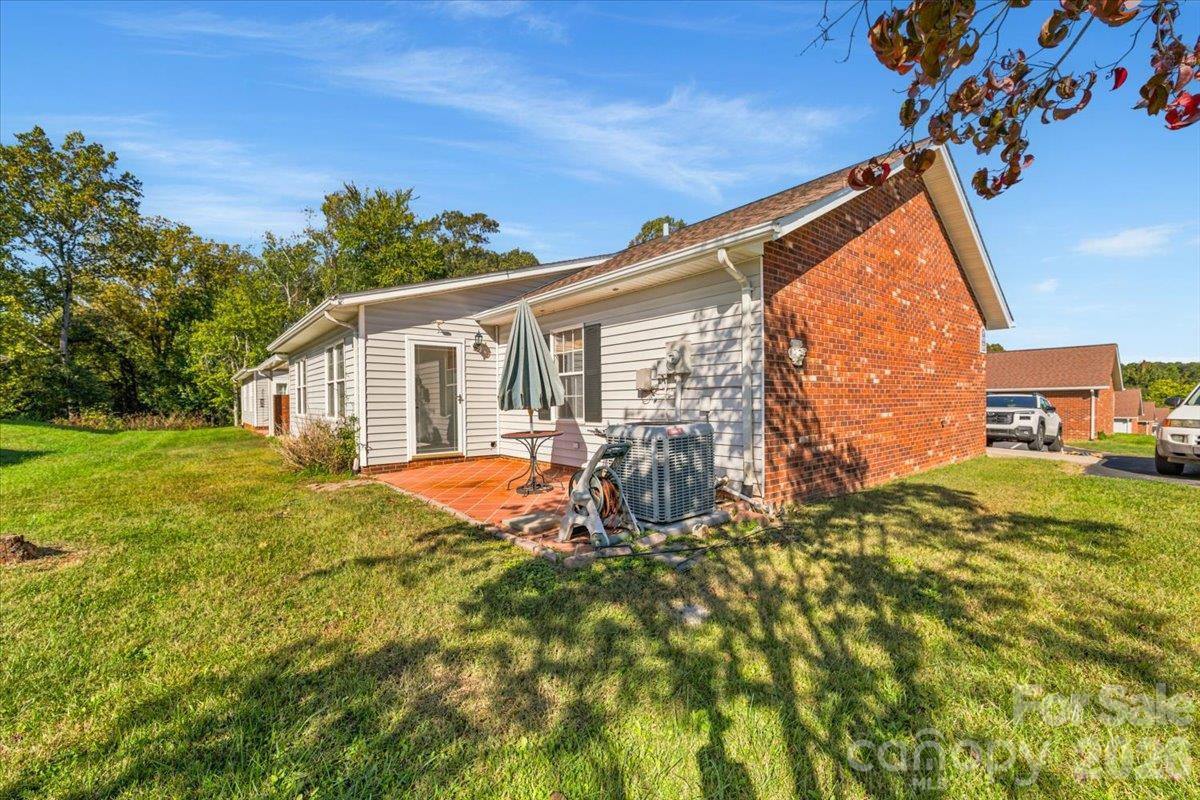 Townhouse at 121 24th Street NW, Hickory, photo 5 of 19