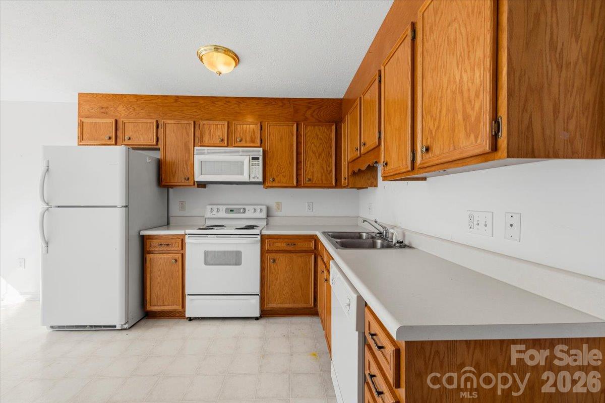Townhouse at 121 24th Street NW, Hickory, photo 10 of 19