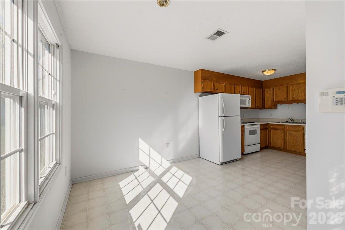 Townhouse at 121 24th Street NW, Hickory, photo 13 of 19