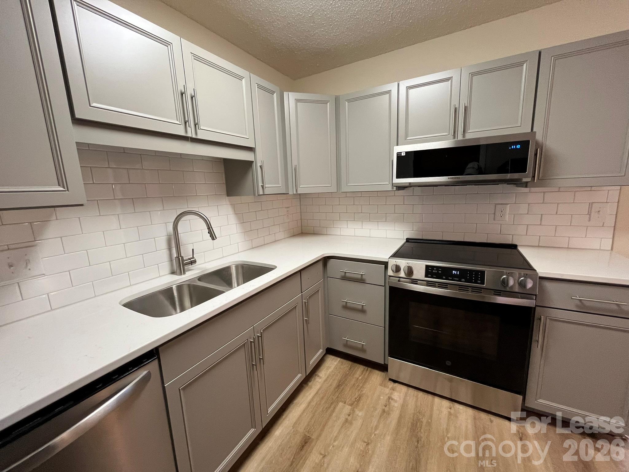 Townhouse at 220 14th Avenue SE, Hickory, photo 7 of 23